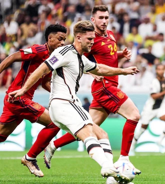 曼晚：不败加冕，阿莫林称曼联已克服了重大的心理障碍（曼晚：以不败姿态登顶，阿莫林称曼联已跨过心理大关）