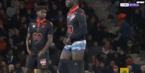 太阳报：女演员悉尼妹恢复单身后收到了大量英超球星的私信（《太阳报》称，女演员悉尼妹重回单身后收到众多英超球员私信）