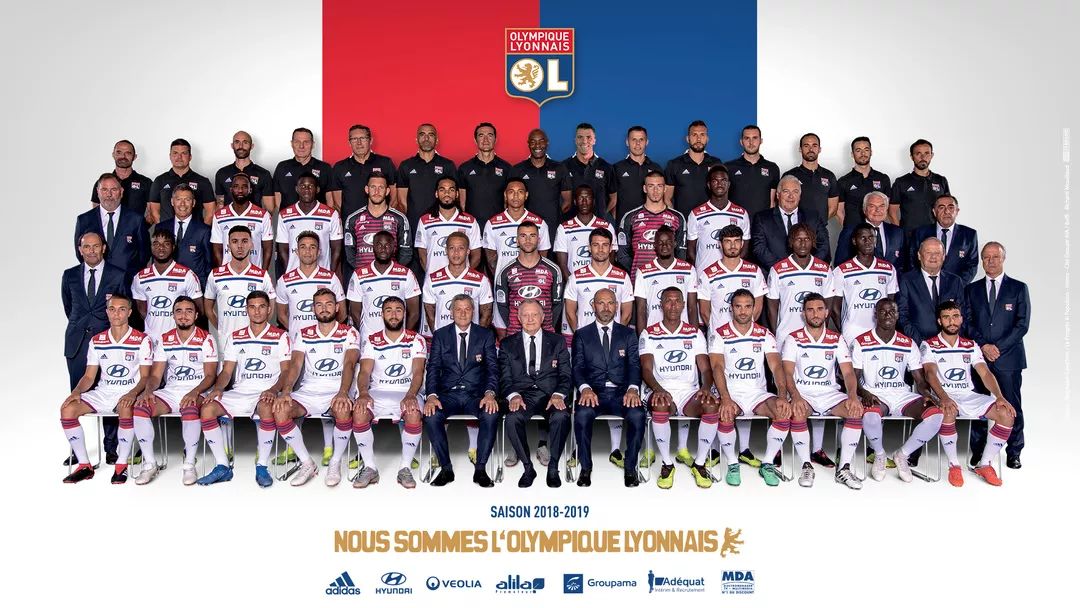 记者：汶马探赛后与海港助教约翰交换队服，两人曾在横滨合作（记者：赛后汶马探与海港助教约翰互换球衣，二人曾在横滨共事）