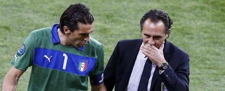 迈克·布朗：哈特整晚防字母哥都非常拼，唐斯进攻篮板很关键（迈克·布朗：哈特整场死守字母哥拼劲十足，唐斯的进攻篮板至关重要）