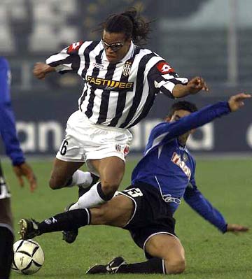 篮球勇士队内三分比赛，球星夺冠（勇士队内三分大赛，球星折桂）