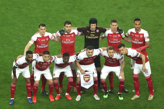 前锋远射破门，全场欢呼（前锋远射得手，现场沸腾）