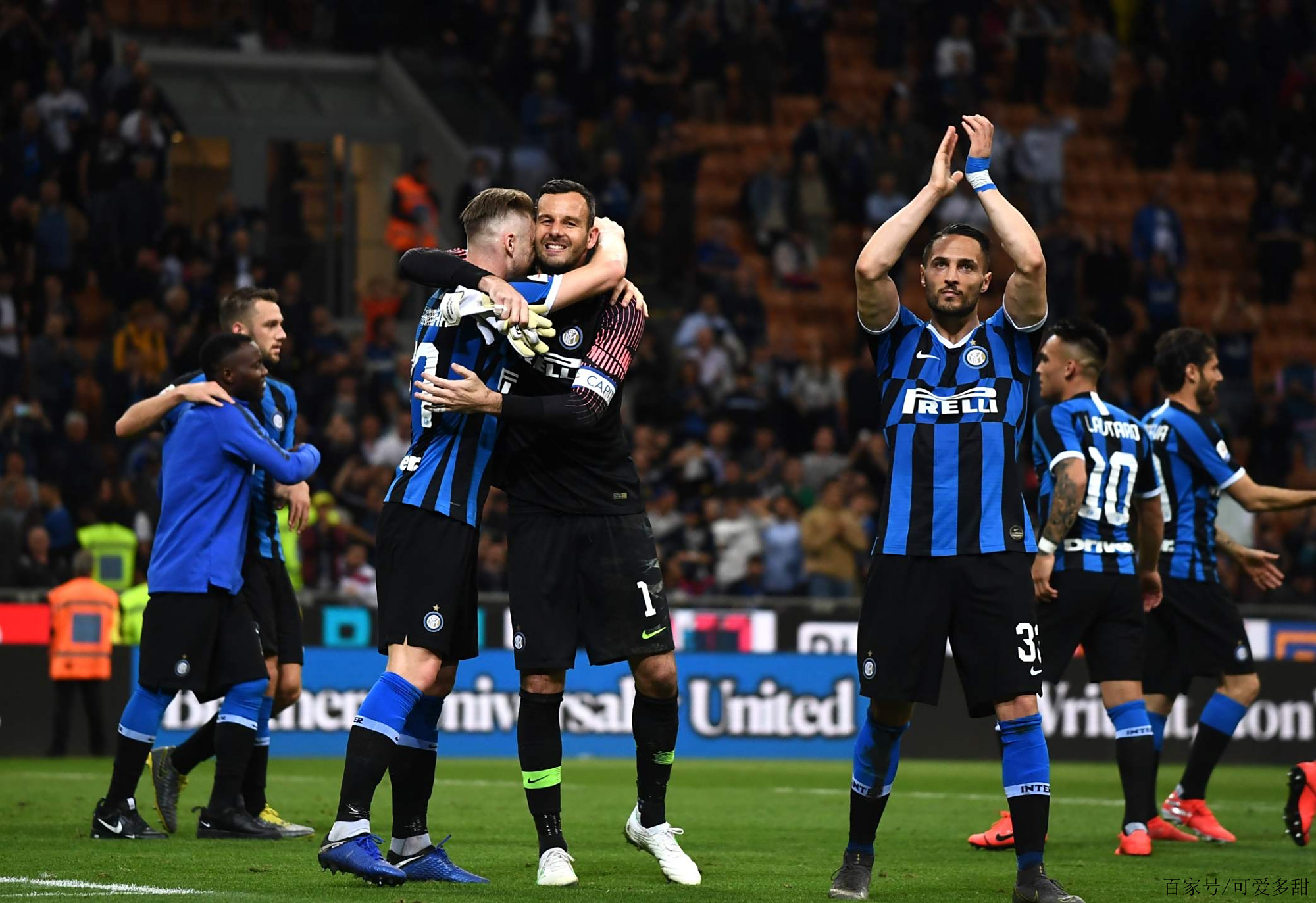 卡利亚里高空压制罗马防线屡失误，科内孤掌难鸣（卡利亚里空袭奏效，罗马后防频失误，科内难以回天）