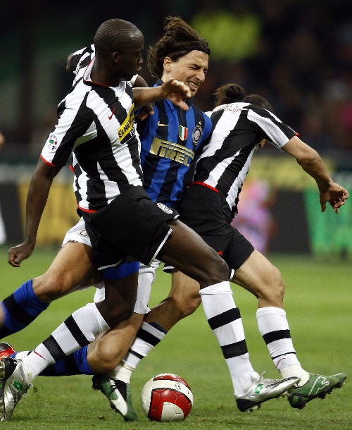 曼城斯特林末节进球助球队获胜（斯特林末段破门助曼城取胜）