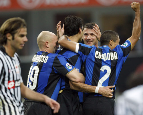 阿隆索：皇马右后卫的选择范围很广；进攻需要全队共同努力（阿隆索：皇马右后卫人选充足，进攻须全队发力）