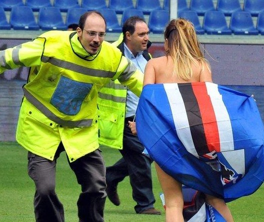 不满判罚！意媒：拉齐奥全队赛后集体拒绝接受媒体采访（意媒：不满判罚，拉齐奥全队赛后集体拒访）