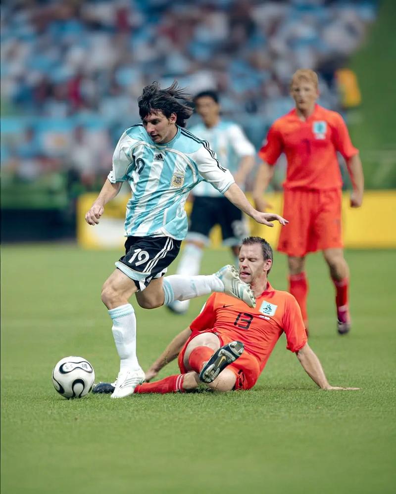 和田宇宙地毯队夺得2025新疆阿图什杯冠军，冠军奖金100万元（和田宇宙地毯队加冕2025新疆阿图什杯，揽获100万元冠军奖金）