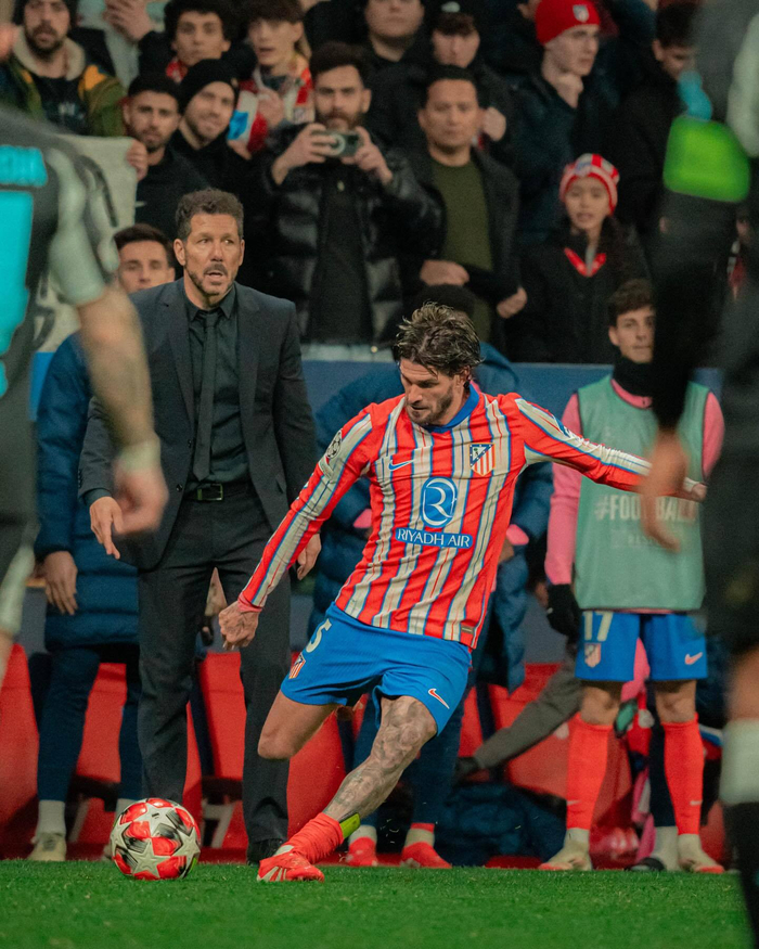 上海市政府向海港赠送冠军贺礼：木雕雄鹰和冠军奖杯刺绣