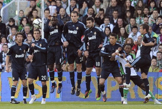 杜兰特28+4+8一战造两大纪录，申京缺阵阿门砍31分，火箭大胜太阳（杜兰特28分4板8助写两项纪录，申京缺席阿门轰31分，火箭轻取太阳）