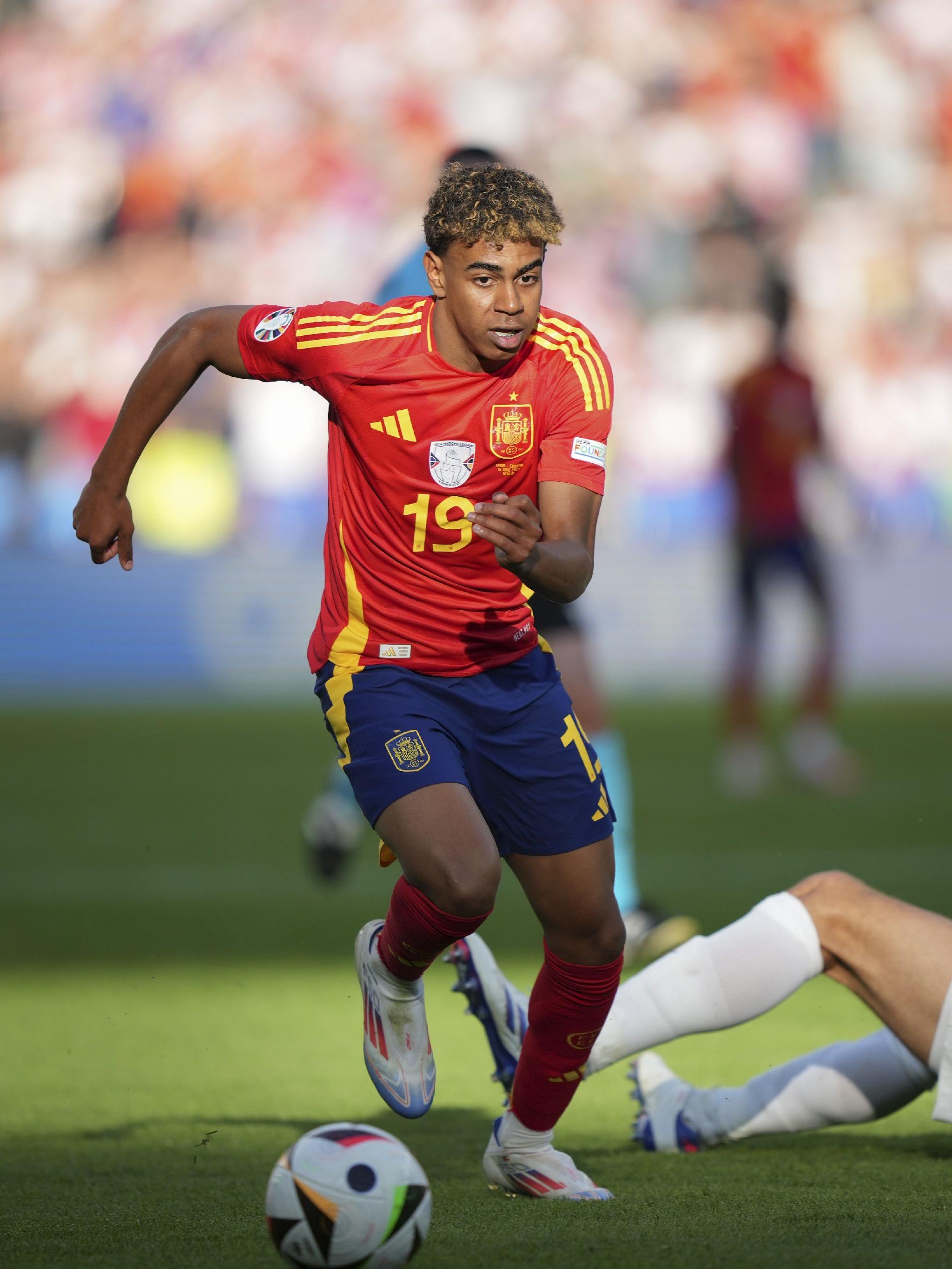 莱万传记：巴萨曾要求停止进球，不然需付给拜仁250万奖金（传记披露：巴萨曾劝莱万暂缓进球，否则将向拜仁支付250万奖金）